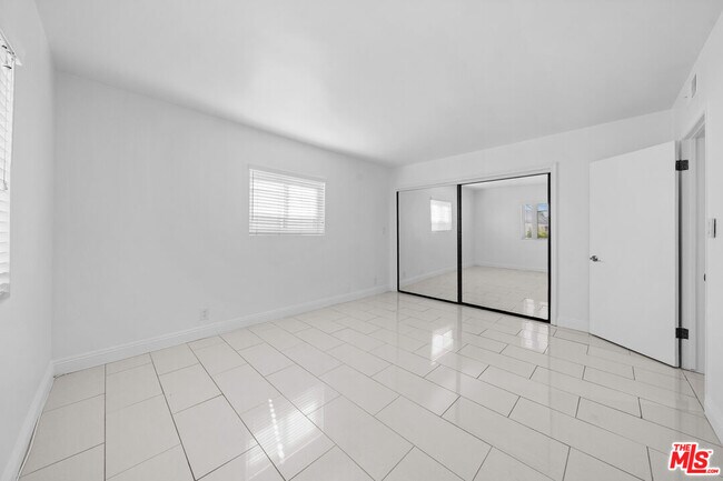 Building Photo - 148 S Reeves Dr