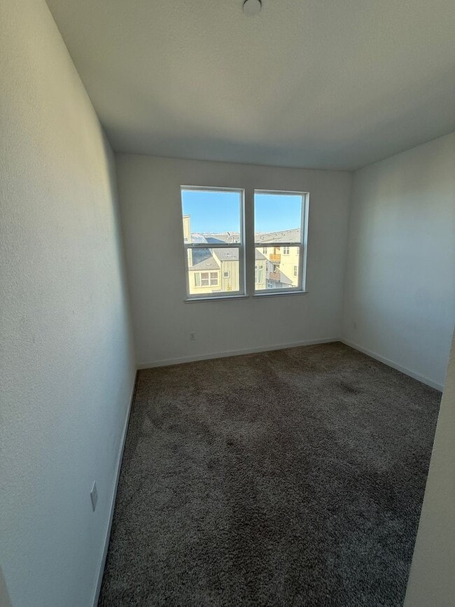 Building Photo - MODERN SMART CONDO IN DESIREABLE COMMUNITY