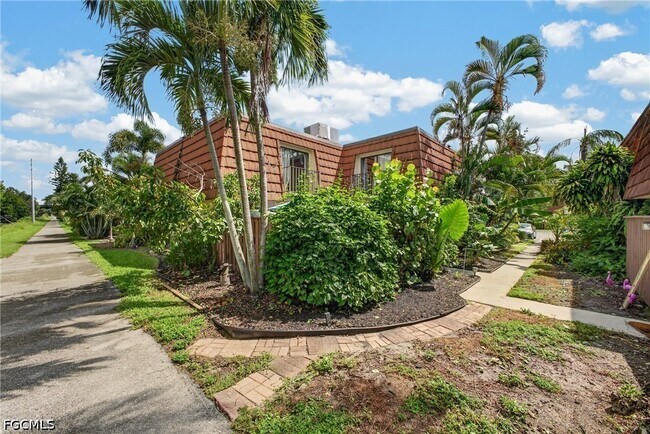 Building Photo - 5240 Cedarbend Dr