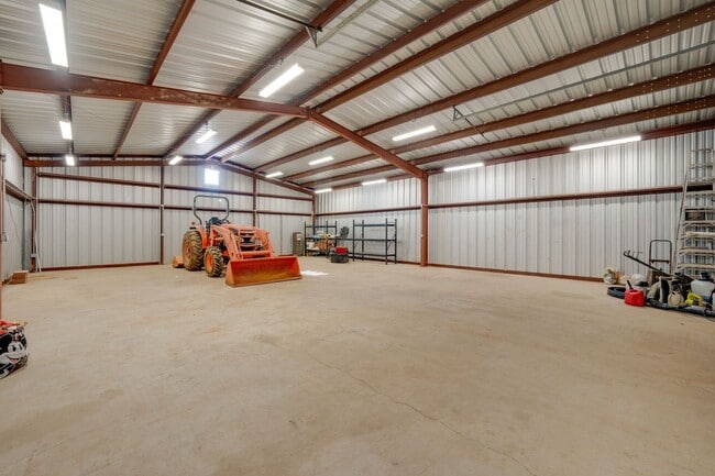 Building Photo - Spacious 3 Bed, 2 Bath Home with Acreage, ...