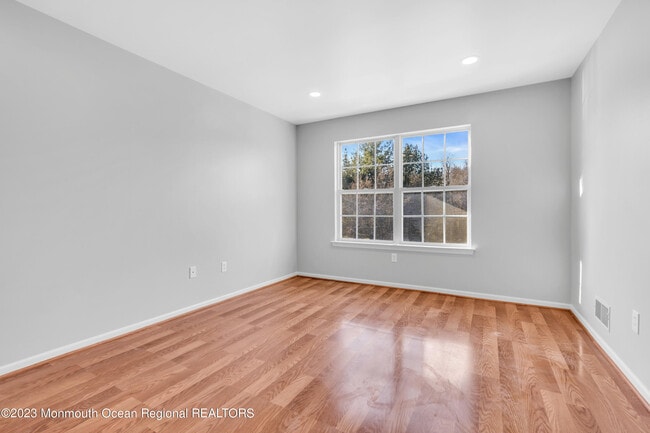 Building Photo - 204 Finch Ct