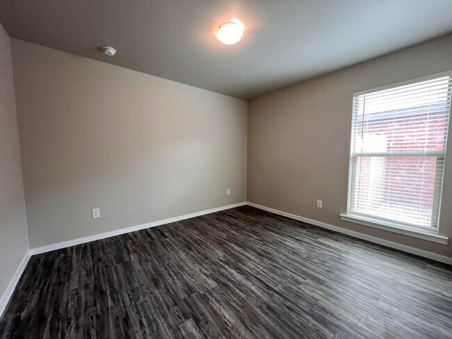 Building Photo - 2118 N Texas Ave