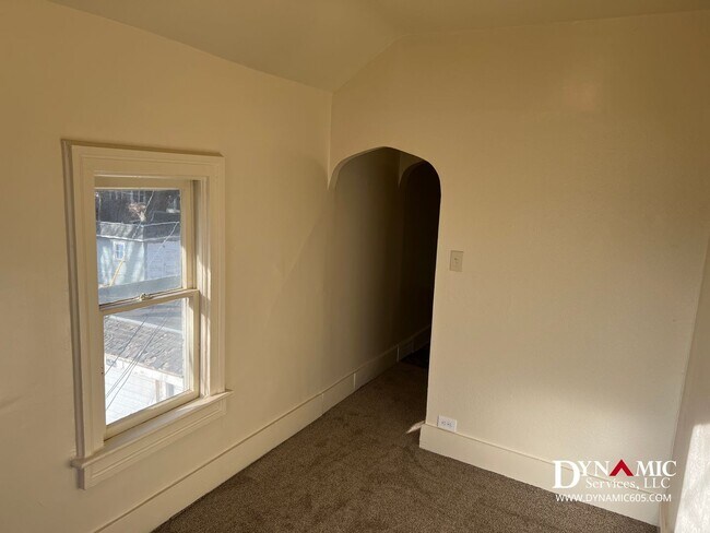 Building Photo - 612 W 11th St