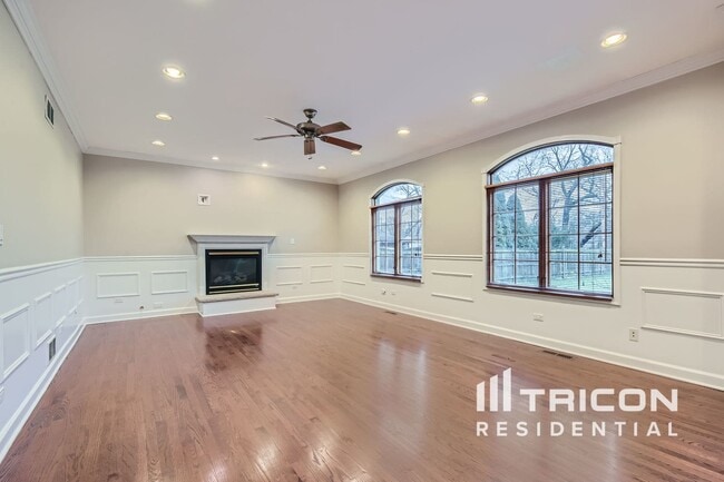 Building Photo - 7944 Lamon Ave