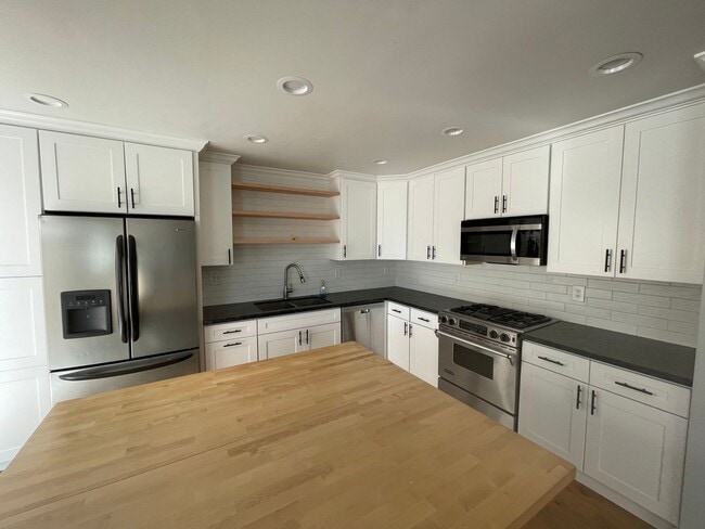 Building Photo - 4 Bedrooms in College Greens