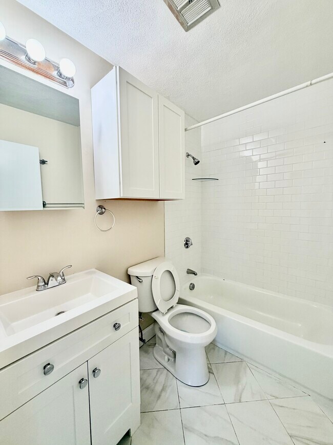 Building Photo - 21 Greenwood St