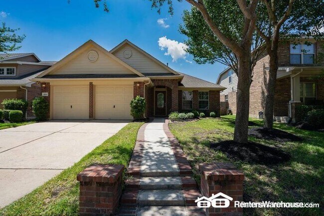 Primary Photo - Stunning 3 bedroom, 2 bath in ideal location!
