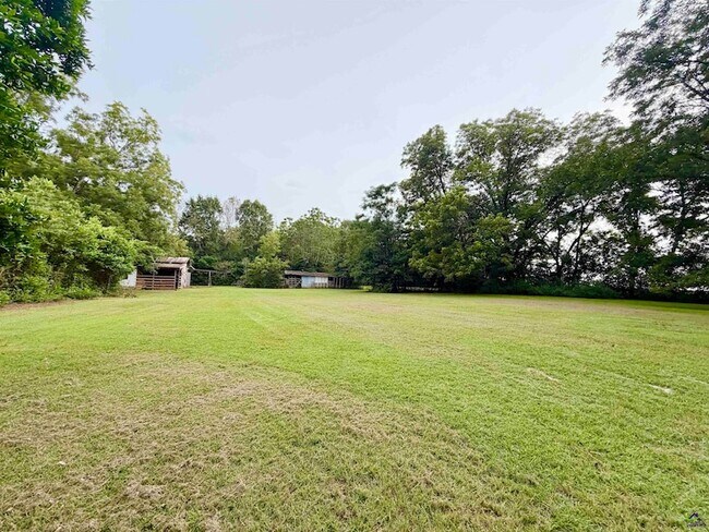 Building Photo - 533 Lake Joy Rd