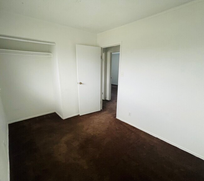 Building Photo - 98 -401 Hookanike St. #A