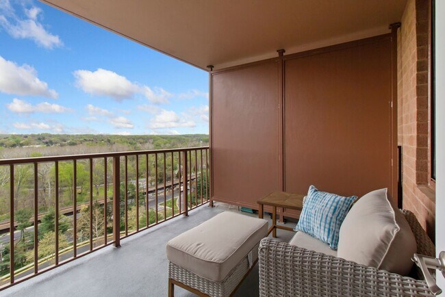 Building Photo - 1 Bed 1 Bath - Rockville Condo - Completel...