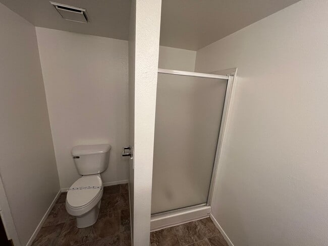 Building Photo - Spacious 2 bed/2 bath in Millcreek-**Move ...
