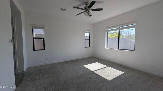 Building Photo - 9414 S 7th Pl