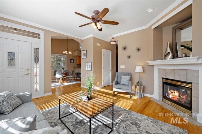 Building Photo - SE Boise 2 Story Charmer