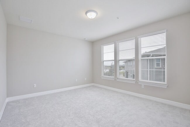 Building Photo - Luxurious 3/3.5 Spacious Townhome with a B...