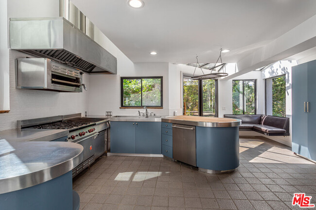 Building Photo - 8424 Grand View Dr