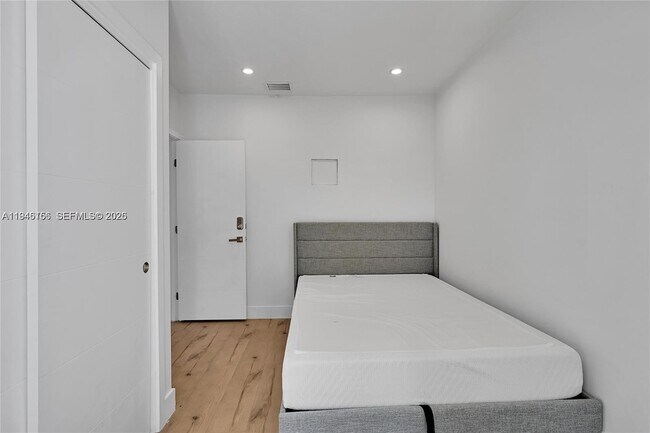 Building Photo - 21 NE 48th St