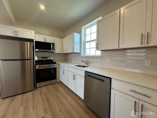 Building Photo - 88 Louis St