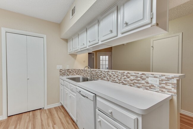 Building Photo - 955 Memorial Village Dr