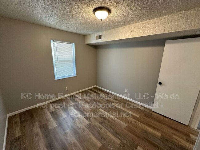 Building Photo - 9227 E 54th St