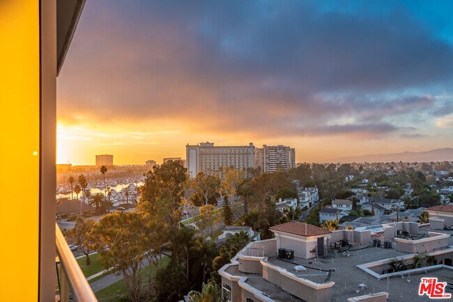 Building Photo - 13700 Marina Pointe Dr