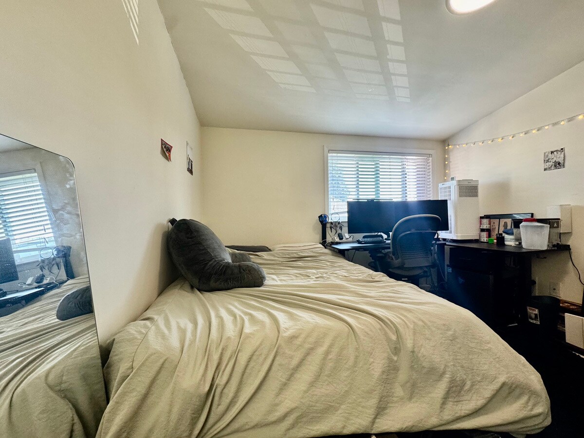 Building Photo - 2211 Haste St