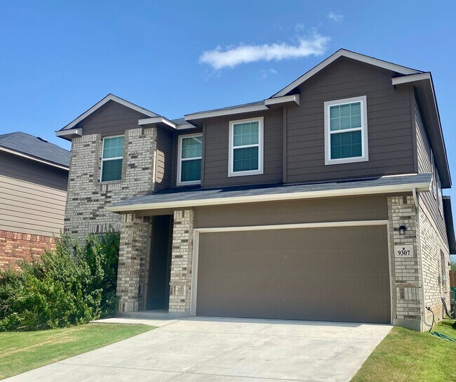 Building Photo - Spacious 4/2.5 beauty ~ Refrigerator/Washe...