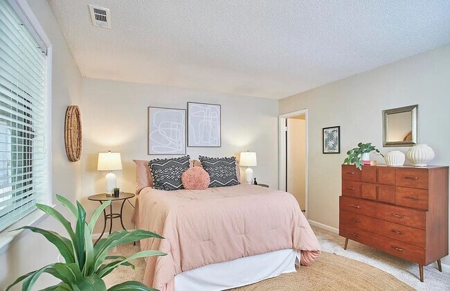 Building Photo - Mid-Century Modern Gem: Renovated 2BR Loft with Pool & Private Patio
