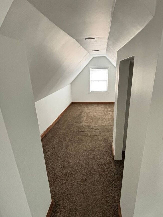 Building Photo - 2 BR Upstairs Apartment