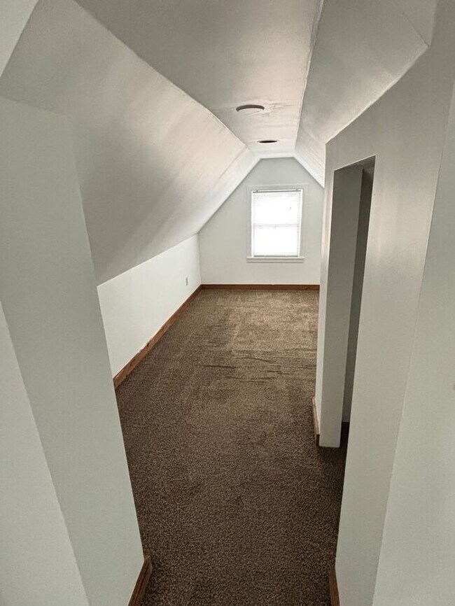Building Photo - Half Off Your Deposit !!!