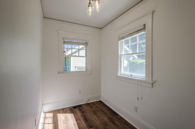 Building Photo - Charming Burlingame Home, 2 Bedroom / 1 Ba...
