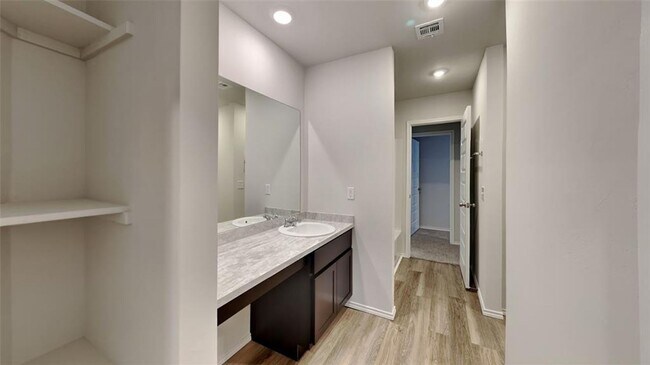 Building Photo - Large 4 Bedroom, 2 Bathroom Home in Shawnee Schools!