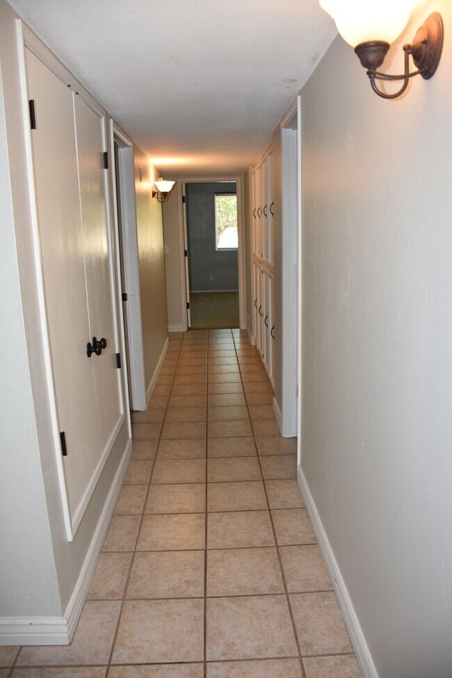 Building Photo - Great home in Mature Neighborhood