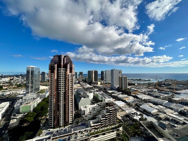 Building Photo - Royal Capitol Plaza: 2 Bed, 2 Bath with 2 ...