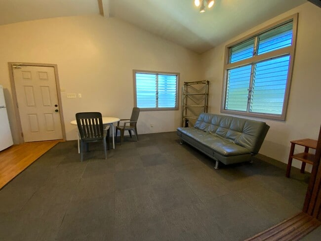 Building Photo - KAIMUKI 1 BEDROOM UNIT TUCKED AWAY IN BACK...