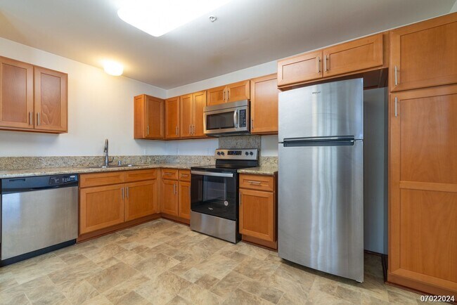 Building Photo - $2300 / 1br - 500ft2 - 1br/1ba/2pkg Townho...