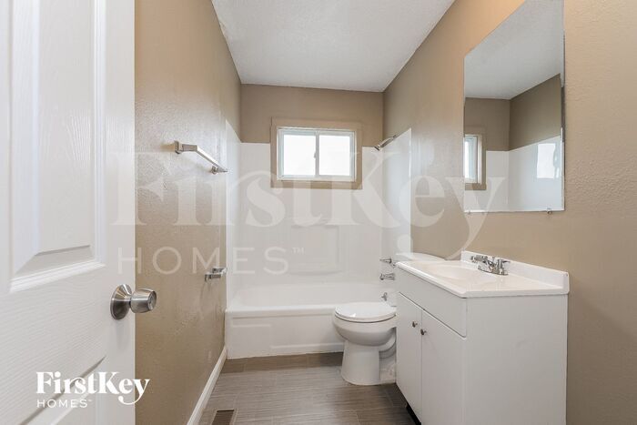 Building Photo - 733 Watersedge Dr
