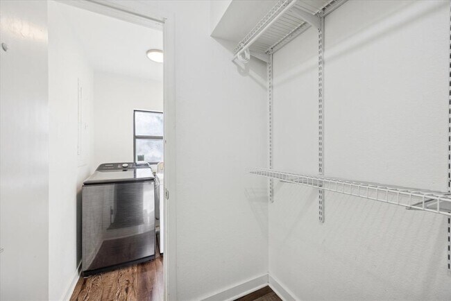 Building Photo - 604 Pressler St