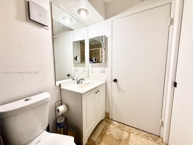 Building Photo - 10825 SW 112th Ave