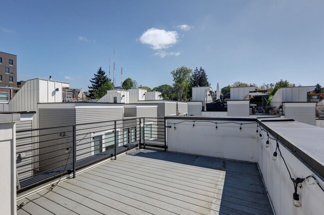 Building Photo - Stylish Capitol Hill Townhouse Living | 2 Bed + Den + Rooftop