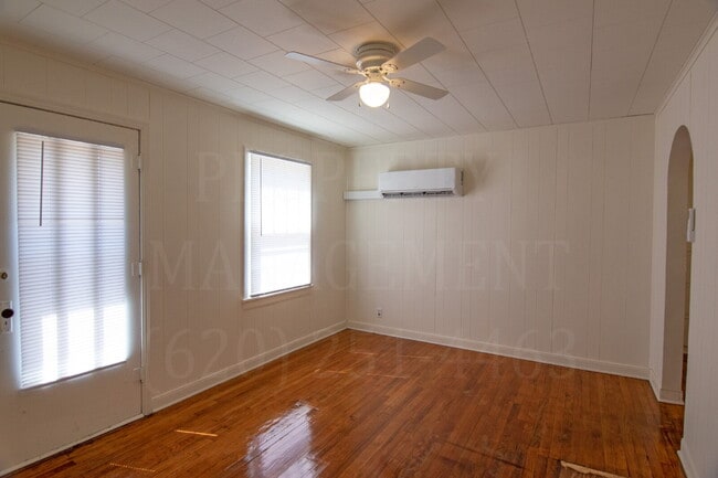 Building Photo - 2 Bedroom 1 Bath