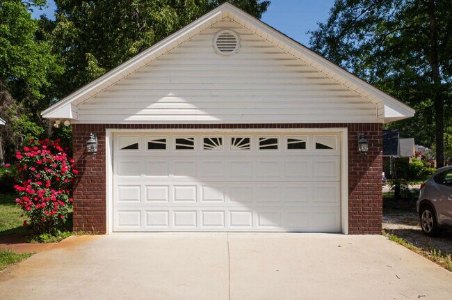 Building Photo - Available mid June!