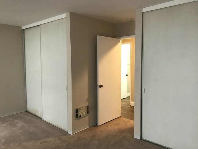 Building Photo - Make This Condo A Place You Can Call Home!!