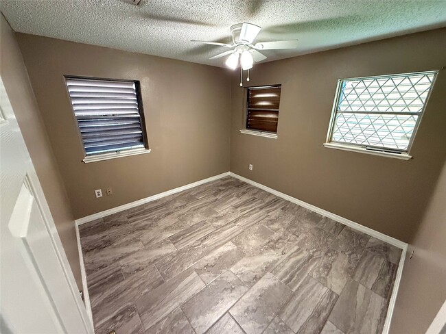 Building Photo - 2320 14th Ave N