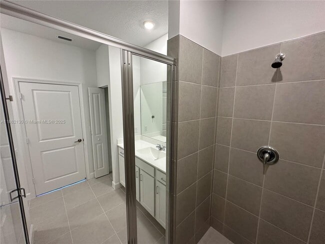 Building Photo - 402 SE Crossoak Ln