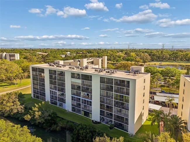 Building Photo - 900 Cove Cay Dr