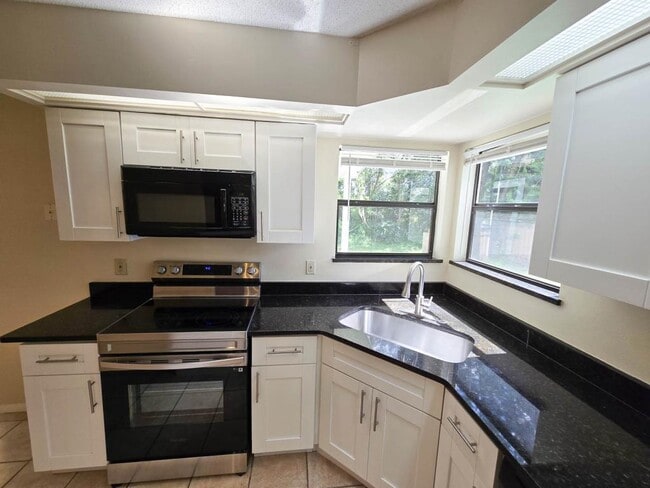 Building Photo - 1232 Woodridge Ct