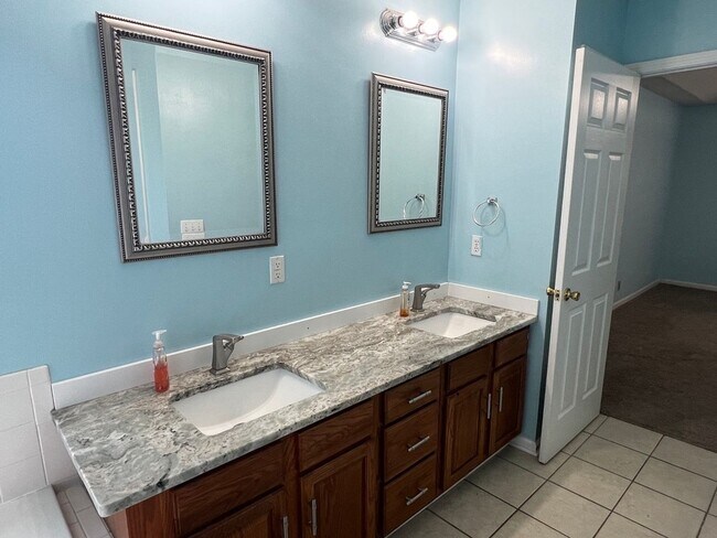 Building Photo - 3BR/2BA Available Immediately