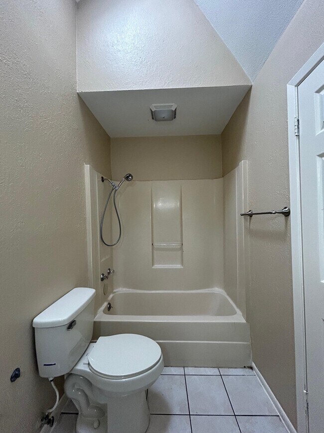 Building Photo - 8623 Oakridge Loop