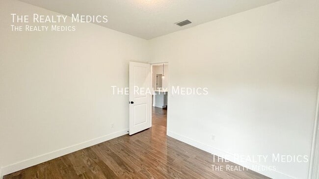 Building Photo - 905 Toluca St SE