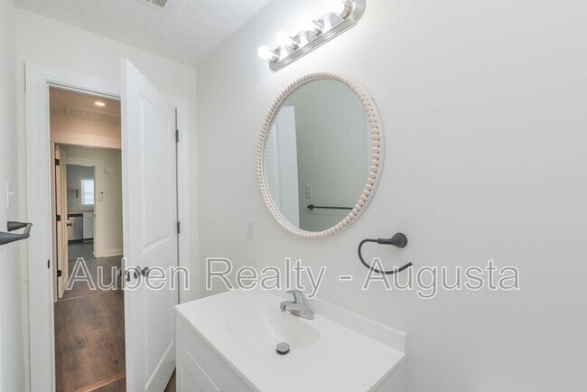 Building Photo - 2524 Rhodes Dr